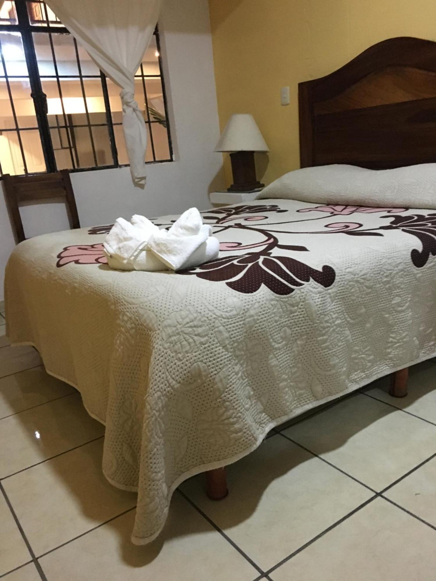 Hotel Posada Camelinas パツクアロ エクステリア 写真