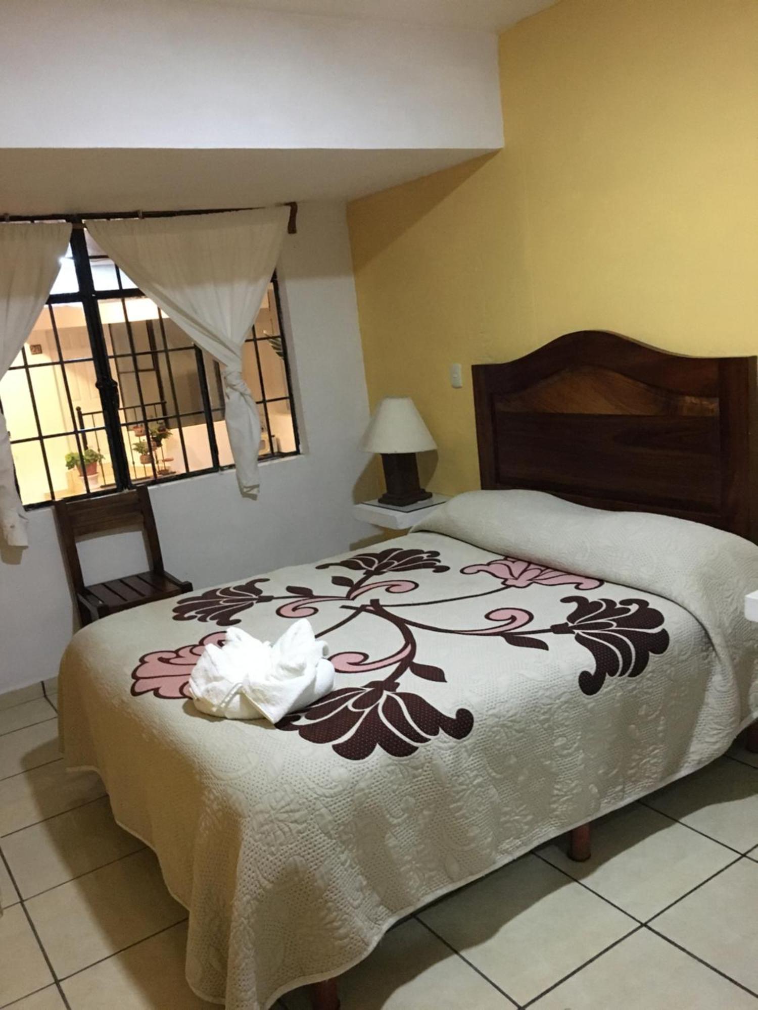 Hotel Posada Camelinas パツクアロ エクステリア 写真