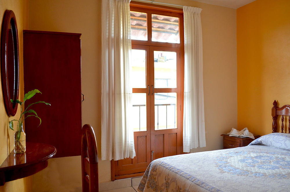 Hotel Posada Camelinas パツクアロ エクステリア 写真