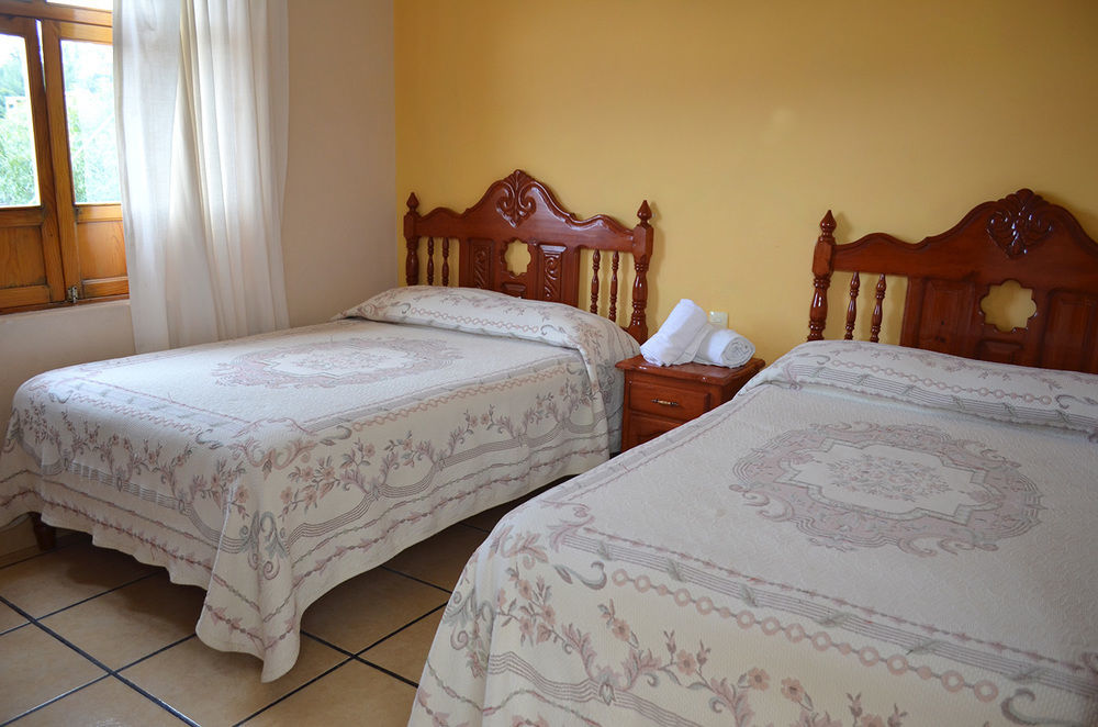 Hotel Posada Camelinas パツクアロ エクステリア 写真