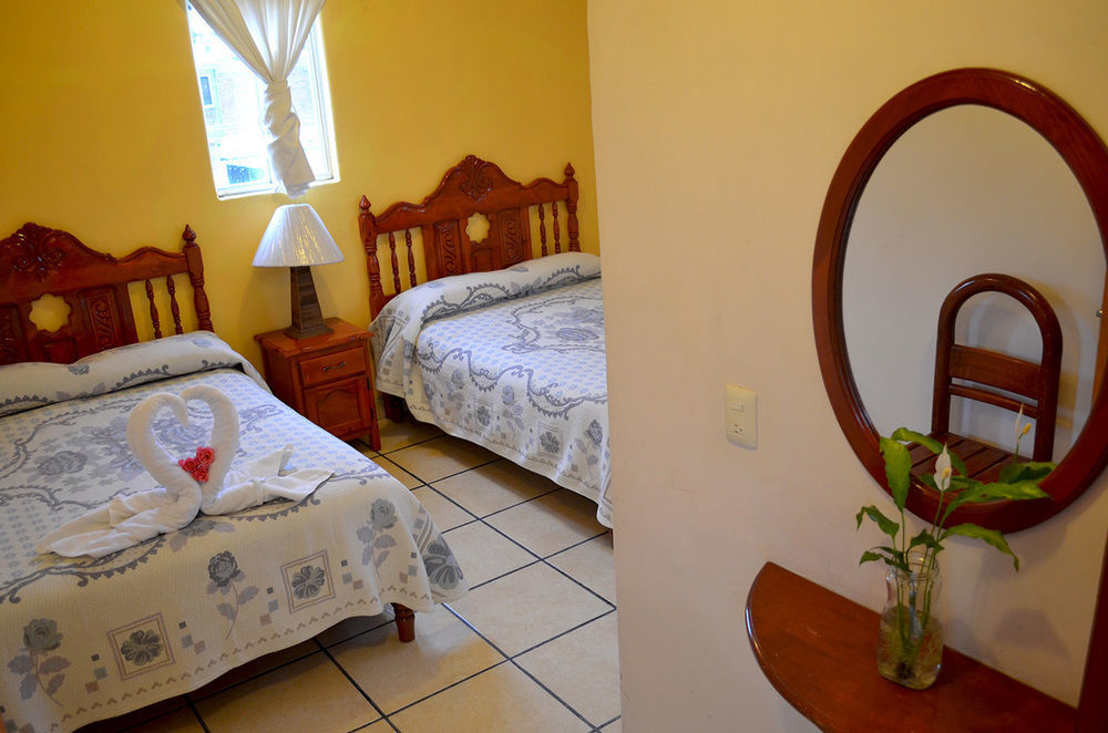 Hotel Posada Camelinas パツクアロ エクステリア 写真