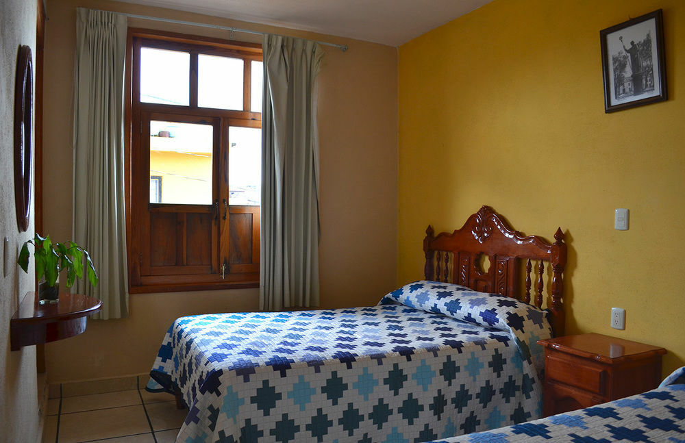 Hotel Posada Camelinas パツクアロ エクステリア 写真