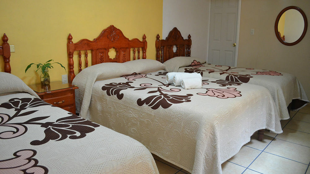 Hotel Posada Camelinas パツクアロ エクステリア 写真